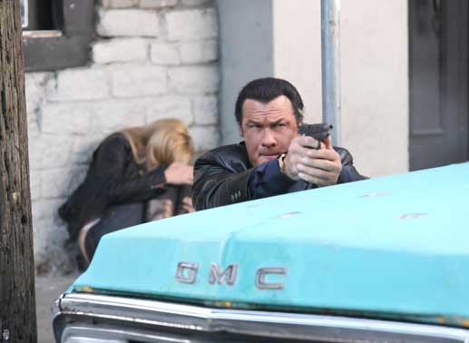 Ahnt noch nicht, dass ihn sein Gegner an Kaltblütigkeit und Grausamkeit bei Weitem übertrifft: Detective Jacob King (Steven Seagal) ... Bild: Sender / Nu Image Films