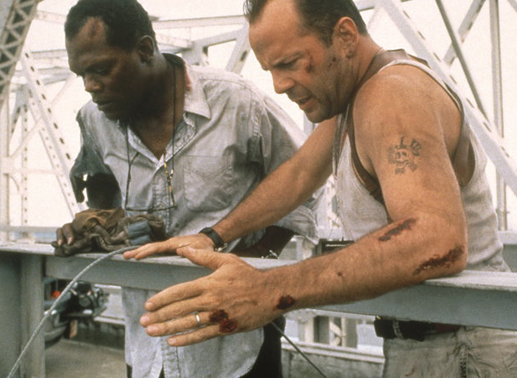 Zusammen mit Zeus Carver (Samuel L. Jackson, l.), der McClane (Bruce Willis, r.) bei seinem ersten "Spiel" das Leben rettete, jagt er fortan durch den Big Apple, um Simons explosive Rätsel zu lösen ... Bild: Sender