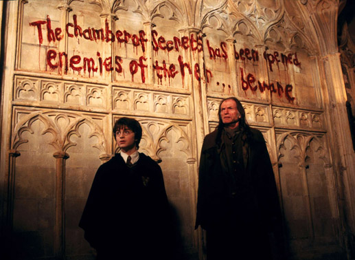 Argus Filch (David Brad Lee) und Harry Potter (Daniel Radcliffe) lüften das Geheimnsi der Kammer des Schreckens. Bild: Sender / © Warner Bros. Ent. 
Harry Potter Publishing Rights © J.K.R.