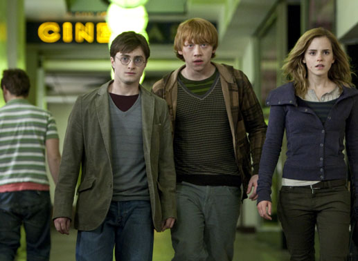 Rupert Grint, Daniel Radcliffe, Emma Watson in den Rollen von Harry Potter, Hermione Granger, Ron Weasley. Harry Potter und die Heiligtümer des Todes. Bild: © 2010 Warner Bros. Ent.