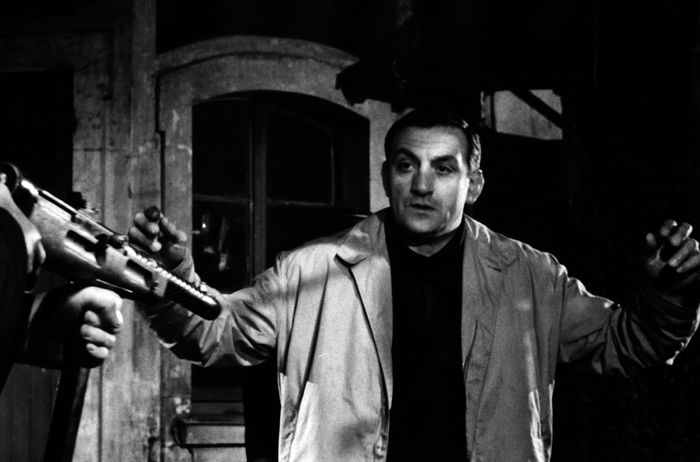 Tatort Paris: Pascal (Lino Ventura) ist völlig fassungslos, als die Polizisten ihn des Mordes beschuldigen. Bild: Sender / 1959 Pathé Films