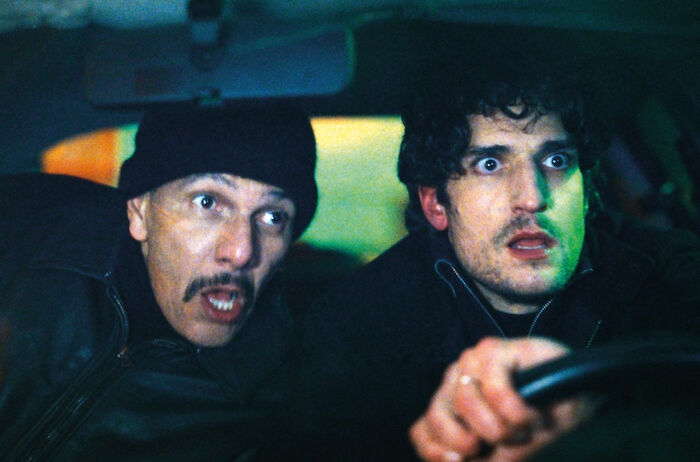 Verkehrte Welt: Beim Überfall auf einen Kaviartransport geht so einiges schief: Abel Lefranc (Louis Garrel) und Stiefvater Michel (Roschdy Zem) müssen fliehen. Bild: Sender / Les Films des Tournelles