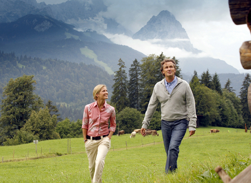 Karl (Timothy Peach) und seine Frau Christa (Valerie Niehaus) lernen das Landleben zu schätzen. Bild: Sender