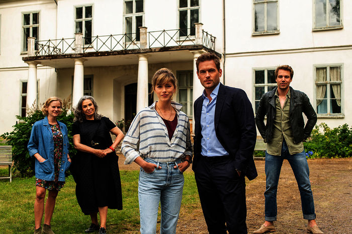 Nelli (Henrike Fehrs), Stine Olson (Mersiha Husagic), Paul Henning (Joscha Kiefern), Jan (Tony Kainz). Bild: Sender / ZDF / Manuela Meyer
