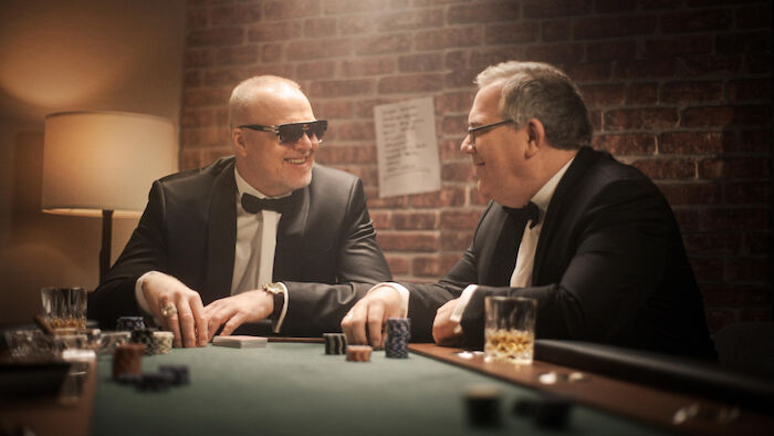 Raabs Pokernacht mit GGPoker.de: Stefan Raab begrüßt Elton und drei weitere prominente Spieler am Kartentisch. Bild: Sender / RTL / Raab Entertainment
