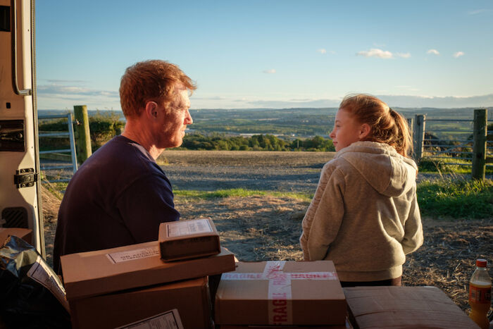 Sorry we missed you: Trotz des großen Zeitdrucks bei der Paket-Auslieferung nimmt sich Ricky (Kris Hitchen) eine kurze Verschnaufpause mit seiner Tochter Liza Jane (Katie Proctor), die ihn ausnahmsweise begleitet. Bild: Sender ZDF / Joss Barratt 