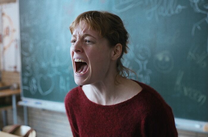 Das Lehrerzimmer: Carla Nowak (Leonie Benesch), eine junge Sport- und Mathematiklehrerin, kommt durch ihren Idealismus in ihrer ersten Stelle an einer Schule schnell an ihre Grenzen. Bild: Sender / ZDF / Boris Laewen. 