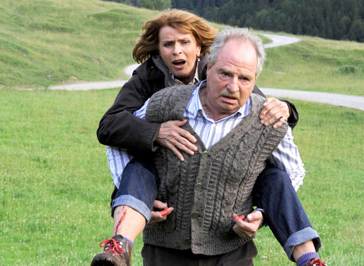 Nach einem gefährlichen Sturz bringt Bernhard (Friedrich von Thun) seine Claire (Senta Berger) heldenhaft in Sicherheit. Bild: Sender