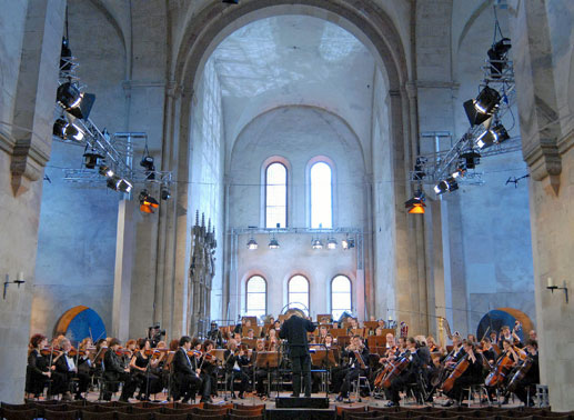 Das Rheingau Musik Festivals wird traditionell vom hr-Sinfonieorchester in der Basilika des Klosters Eberbach er&ouml;ffnet. Im Vordergrund: Chefdirigent Paavo J&auml;rvi. Bild: Sender / Anna Meuer