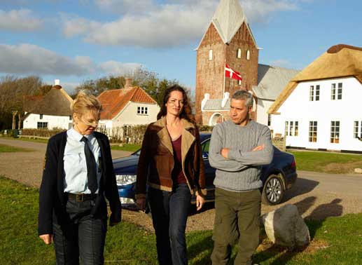 In Dänemark: Kollegin Anni Lindberg (Helene Egelund, l.), Jana Winter (Natalia Wörner, m.) und ihr Kollege Matthias Hamm (Ralph Herforth, r.). Bild: Sender