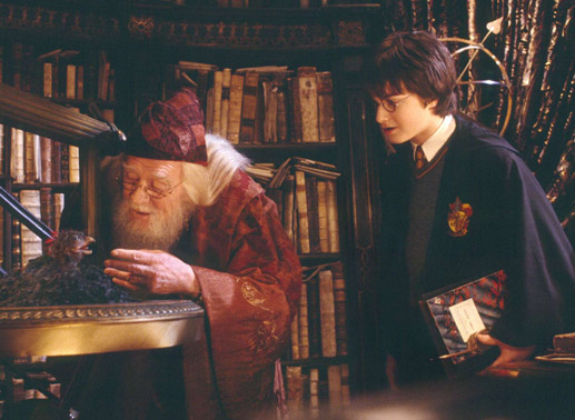 Albus Dumbledore (Richard Harris in seiner letzen Rolle) und Harry Potter (Daniel Radcliffe). Bild: Sender / © Warner Bros. Ent. Harry Potter Publishing Rights © J.K.R.