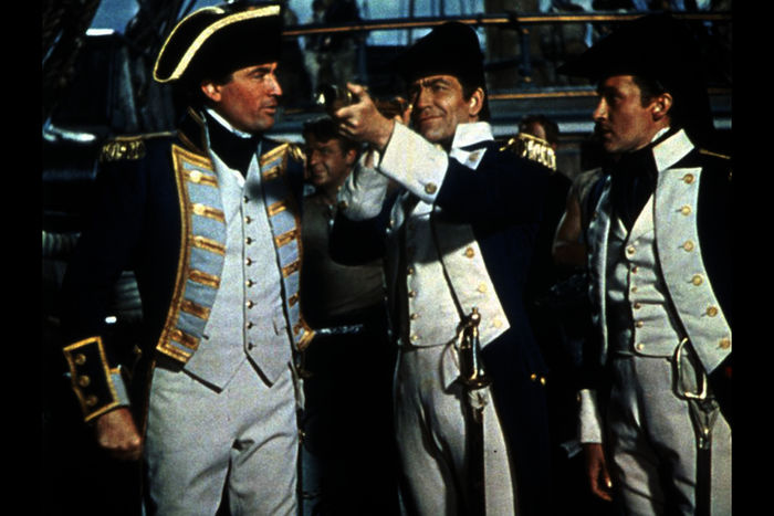 Kapit&auml;n Hornblower (Gregory Peck) und seine beiden Leutnants (Robert Beatty und Terence Morgan) sichten vier feindliche Schiffe vor der franz&ouml;sischen K&uuml;ste und bereiten sich auf den Angriff vor. Bild: Sender / &copy; Warner Bros. Entertainment Inc