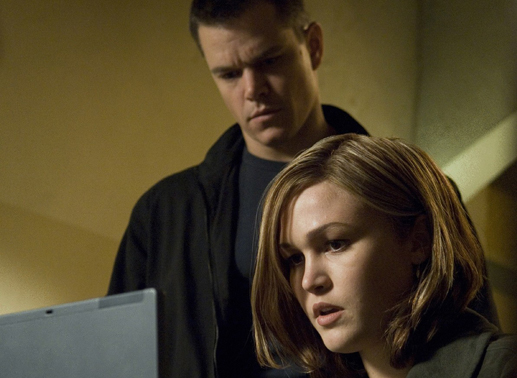 Jason Bourne (Matt Damon) und seine ehemalige Agentenkollegin Nicky Parsons (Julia Stiles) müssen um ihr Leben fürchten. Bild: Sender
