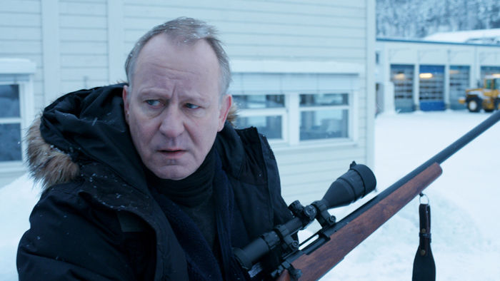 Einer nach dem anderen: Nils (Stellan Skarsgård) bringt die Regeln der Mafia ganz schön durcheinander. Bild: Sender/ Neue Visionen Filmverleih