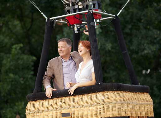 Wer wird denn gleich in die Luft gehen? Roland (Thomas Rühmann) und seine Frau Pia (Hendrikje Fitz) heben zu einem großen Ballonflug ab. Bild: Sender