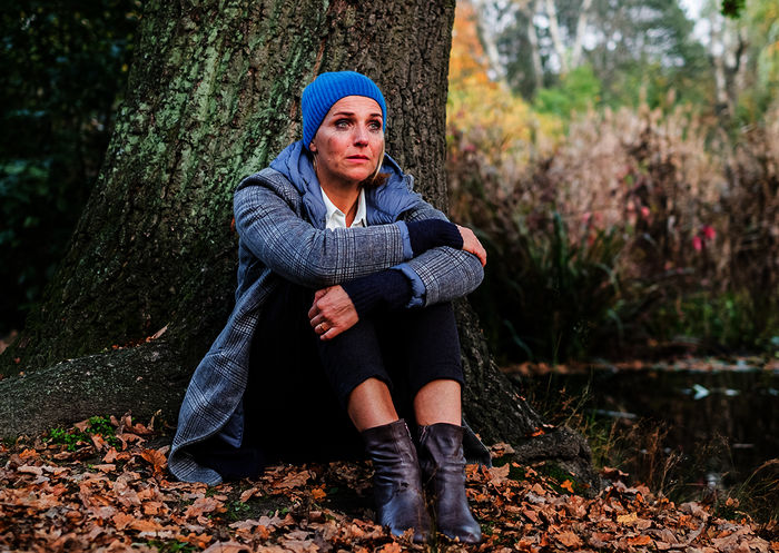 Fritzie (Tanja Wedhorn) zieht sich nach dem Schock der Krebsdiagnose an ihren Lieblingsort im Park zurück, um sich zu sammeln. Bild: Sender / ZDF / Gordon Mühle