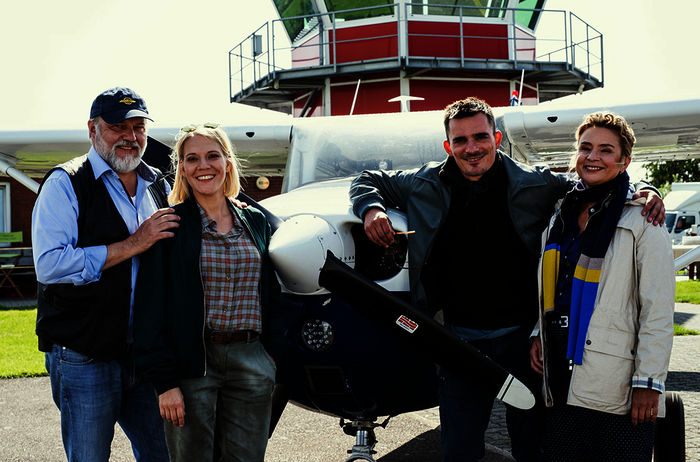 Jan Gregor Kremp (Hauke Hansen), Nadine Boske (Swantje Hansen), Hannes Wegener (Sönke Hansen), Matilda Buchan (Susanne Schäfer). Bild: Sender / ARD Degeto / Marion von der Mehden 