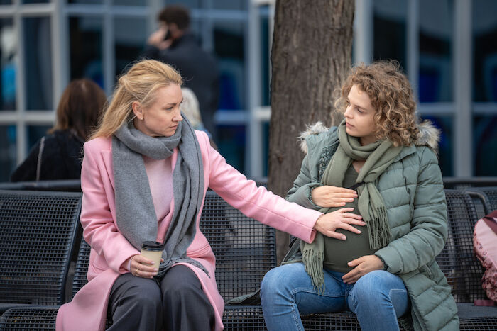 Mein Kind: Judith (Lisa Maria Potthoff) ist Oksana (Alina Danko) unendlich dankbar, dass sie ihr Kind austrägt. Bild: Sender /  ZDF / Alexander Fischerkoesen