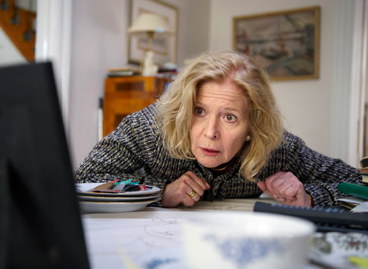  In ihrer Verzweiflung spricht die verwirrte Charlotte (Christiane Hörbiger) mit dem Bild ihres verstorbenen Mannes. Bild: Sender / Sandra Hoever