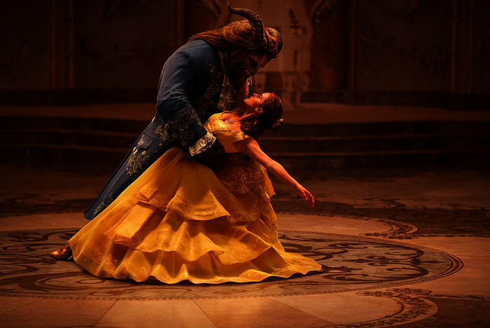 Dan Stevens (Biest / Prinz), Emma Watson (Belle). Bild: Sender/Disney