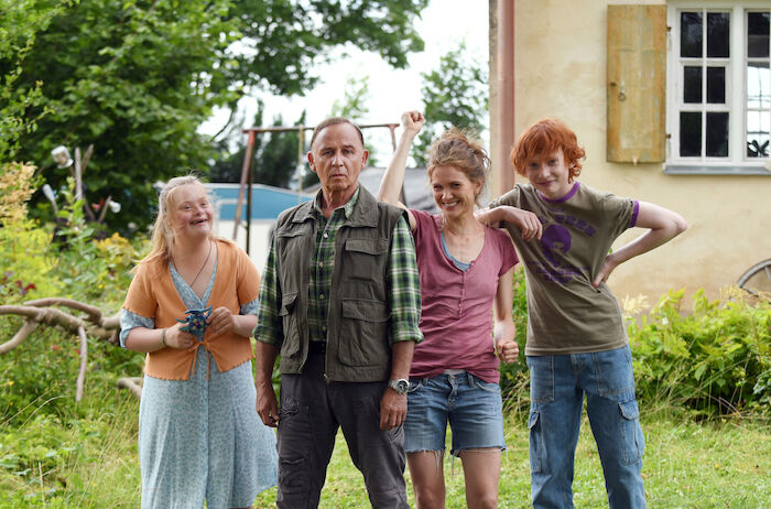 Geheimkommando Familie: Eine Chance auf eine Zweitfamilie: Korvettenkapitän a.D. Klaus Gremme (Alexander Held) mit Mona (Lisa Hagmeister) und ihren Kindern Claire (Amelie Gerdes) und Linus (Xari Wimbauer). Bild: Sender / SWR/Barbara Bauriedl,
