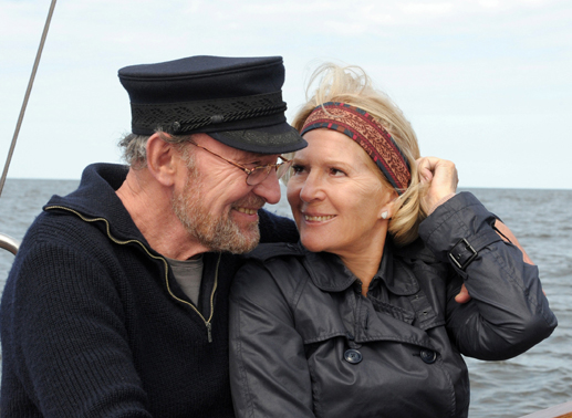 Jakob (Michael Mendl) und Maria (Christiane Hörbiger) stechen gemeinsam in See. Bild: Sender / Mona Film / O. Roth