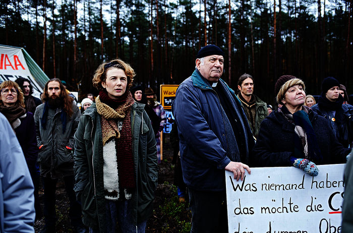 
© if...Productions/Erik Mosoni
Der Anti-Atomaktivist Karl Gegenfurtner (Andreas Bittl, li.) und Landrat Hans Schuierer (Johannes Zeiler, re.) tauschen sich über den geplanten Bau der Wiederaufarbeitungsanlage aus.
© if...Productions/Erik Mosoni
Nachdem seine Tochter Karin (Veronika Wittmann, li.) und seine Frau Lilo (Ines Honsel, re.) Bedenken an dem Bauvorhaben äußern, beginnt auch Hans (Johannes Zeiler, Mi.) zu zweifeln.
© if...Productions/Erik Mosoni
Landrat Hans Schuierer (Johannes Zeiler, li.), Physiklehrer Eberwein (Andreas Nickl, Mi.) und Aktivistin Monika Gegenfurtner (Anna Maria Sturm, re.) organisieren eine Informationsveranstaltung zu den Nachteilen der Wiederaufarbeitungsanlage.
Â© if...Productions/Erik Mosoni
Landrat Hans Schuierer (Johannes Zeiler, li.) bekommt Besuch vom Industrievertreter Karlheinz Billinger (Fabian Hinrichs, Mi.). Dieser wird kritisch von Vollmann (Florian Brückner, re.) beäugt.
© if...Productions/Erik Mosoni
Landrat Hans Schuierer (Johannes Zeiler, 2.v.r.) mit seinen Büromitarbeitern, dem Landratsjuristen Claus Bössenecker (Peter Jordan,), der Sekretärin Frau Knapp (Marlene Morreis) und dem Büroleiter Vollmann 
Die Aktivistengruppe rund um Monika Gegenfurtner (Anna Maria Sturm) und Pfarrer Seybold (Harry Täschner) steht am Bauzaun bereit zum Demonstrieren. Bild: Sender / if...Productions / Erik Mosoni