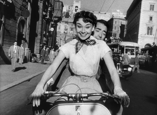 Prinzessin Anne (Audrey Hepburn) verbringt mit Joe Bradley (Gregory Peck) einen aufregend schönen Tag, an dem sie alles tun kann, was normale Menschen tun. Bild: Sender