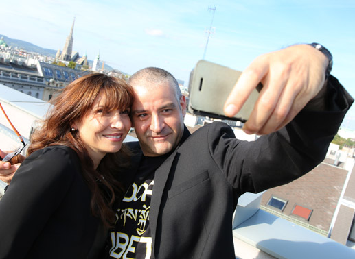 Maria Pia Calzone und Fortunato Cerlino, als Imma und Pietro Savastano, in der Erfolgsserie Gomorrha beim Selfie-Versuch. Bild: Sky