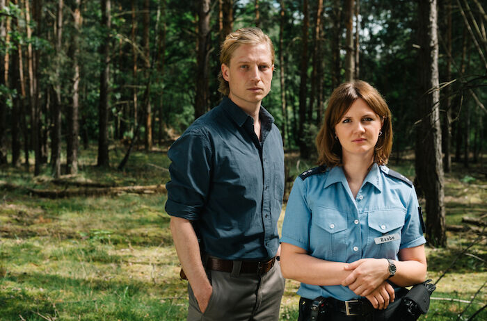 Der Krimi aus Brandenburg: Anton Rubtsov (Anton Raabe) und Alina Stiegler (Tonja Raabe) spielen die Hauptrollen. Bild: Sender / rbb / Elliott Kreyenberg