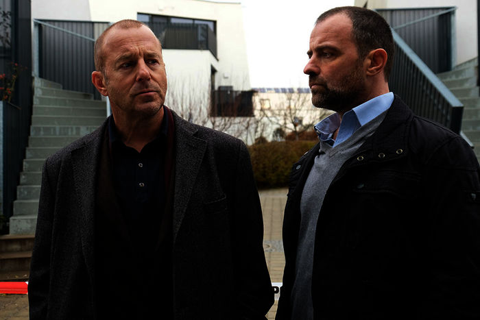 Gerhard Mesek (Juergen Maurer) und Richard Brock (Heino Ferch) im Gespräch, sie hoffen, dass der Täter noch einmal an den Tatort zurückkommt. Bild: Sender / Petro Domenigg 