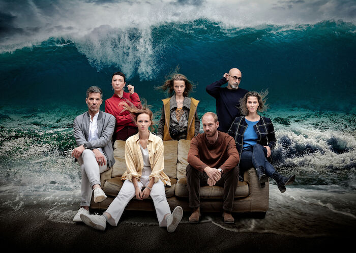 Die zweite Welle: Heiko (Tim Bergmann), Maren (Ursula Strauss), Noa (Meira Durand), Alexandra (Karoline Schuch), Harry (Johann von Bülow), Matthias (Özgür Karadeniz), Britta (Katrin Röver). Bild: Sender / ZDF / Nicolas Velter / [M] Claudia Schlicht. 