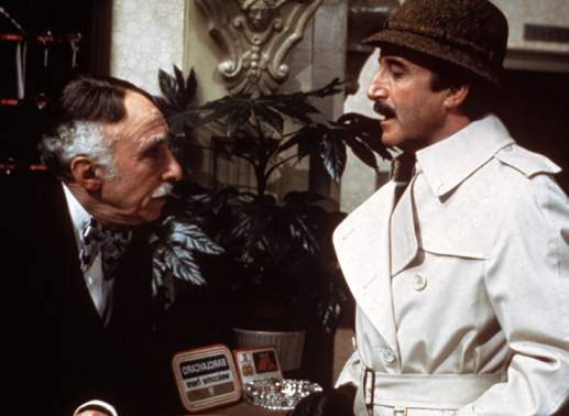Inspektor Clouseau (Peter Sellers, re.) bringt einen ehrbaren Hotelportier (Harold Berens) nicht nur mit seinem schlechten englisch in Verlegenheit. Bild: Sender