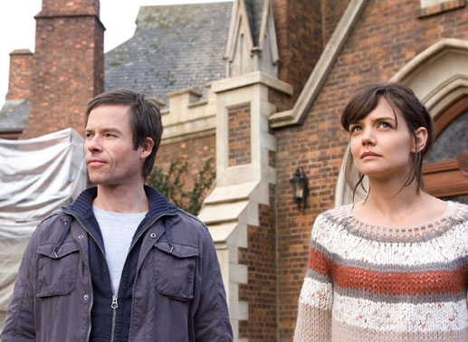 Architekt Alex (Guy Pearce) und seine Verlobte Kim (Katie Holmes) kaufen ein altes, verwunschenes Anwesen auf Rhode Island, das sie liebevoll restaurieren. Bild: Sender