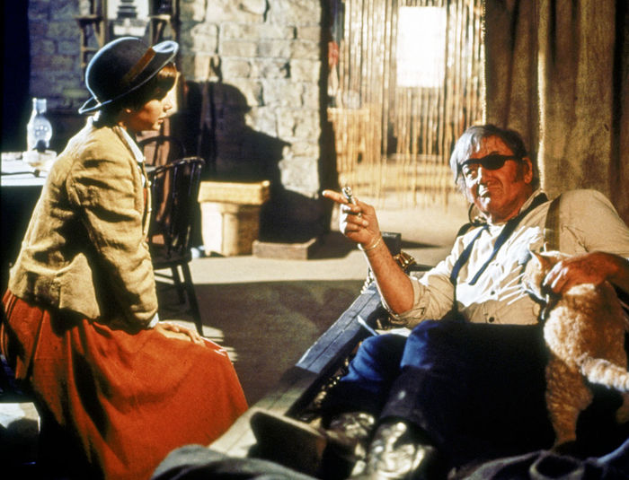 Die burschikose Mattie (Kim Darby) &uuml;berredet Sheriff Rooster (John Wayne), mit ihr zusammen die Spur des M&ouml;rders ihres Vaters aufzunehmen. Bild: Sender / Paramount Pictures