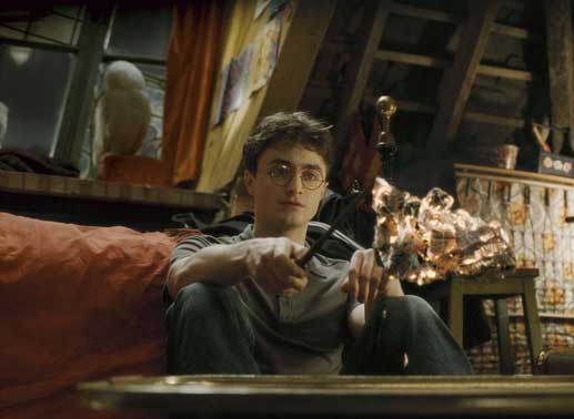 Während alle Schür in Hogwarts verliebt sind, schleicht sich das Unheil an, das nur noch Zauberlehrling Harry (Daniel Radcliffe) verhindern kann ... Bild: Sender / Warner Brothers