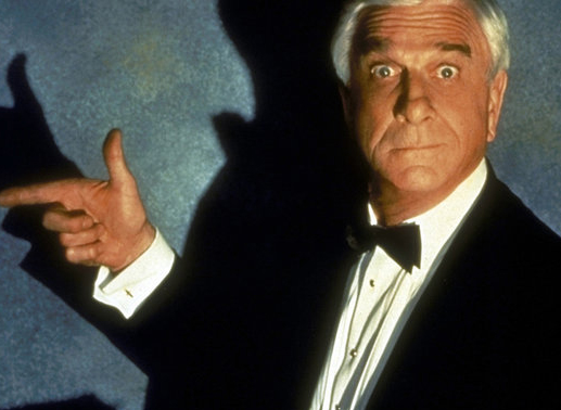 Um Hapsburg das Handwerk legen zu können, muss sich Frank Drebin (Leslie Nielsen) in die Höhle des Löwen wagen ... Bild: Sender / UIP