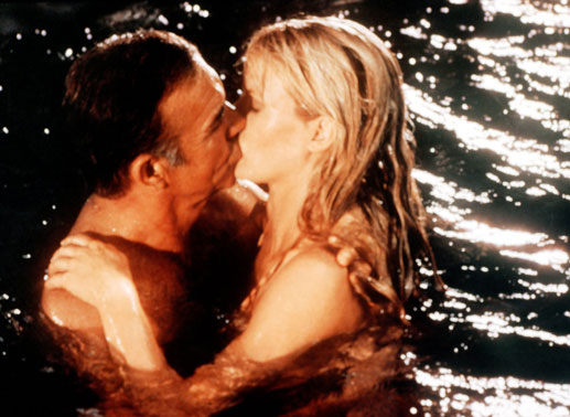 Sean Connery küsst Kim Basinger oder umgekehrt. Bild: Sender