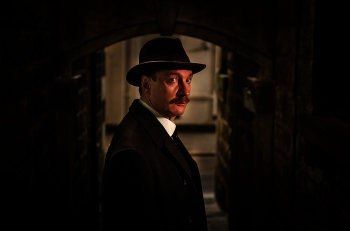 AN INSPECTOR CALLS: Der Inspektor (David Thewlis). Bild: Sender / WDR / Ben Blackall / Drama Republic