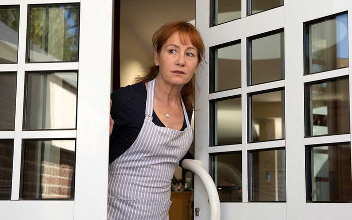 Zuhause sehen alle in Barbara (Ulrike Krumbiegel) nur die Mutter und eine selbstverständliche Unterstützung. Bild: Sender / ARD Degeto / Frédéric Batier