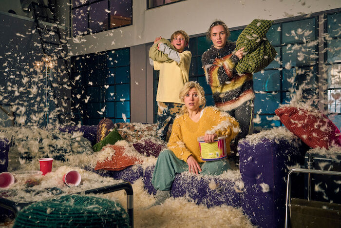 Die Kinderschwindlerin. In einer Familie fliegen die Fetzen: Nina (Laura Storz) hatte niemals geplant, ihr Leben mit Kindern zu teilen. Ihre Nichte Frieda (Holle Kirck) und ihren Neffen Theo (Henrick Blossey,) k&uuml;mmert das wenig. Bild: Sender / Frank Dicks