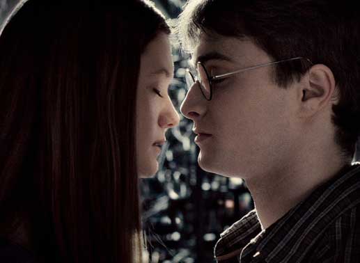 Kommen sich langsam näher: Rons Schwester Ginny (Bonnie Wright, l.) und Harry (Daniel Radcliffe, r.) ... Bild: Sender / Warner Brothers