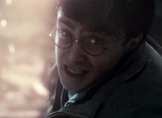 Harry Potter (Daniel Radcliffe) kämpft um sein Leben. Bild: Warner Bros. 