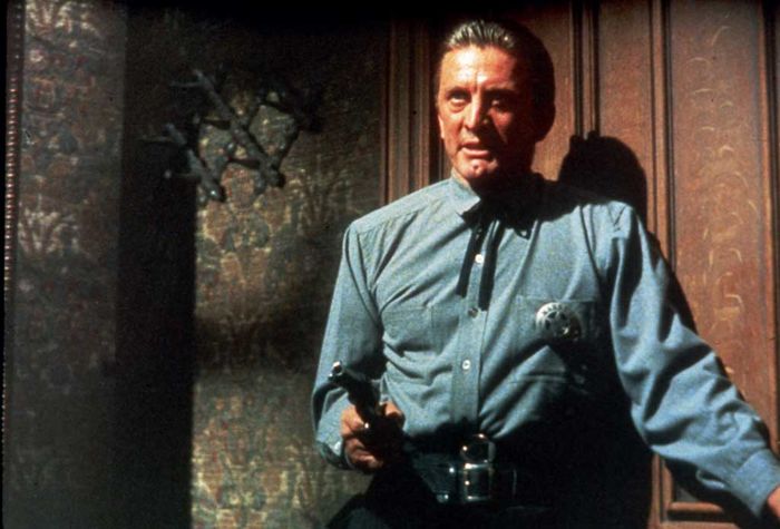 Sheriff Matt Morgan (Kirk Douglas) lässt sich bei der Ausübung seiner Pflicht, eine Mörder zu verhaften, nicht aufhalten. Bild: Sender / Mal Bulloch