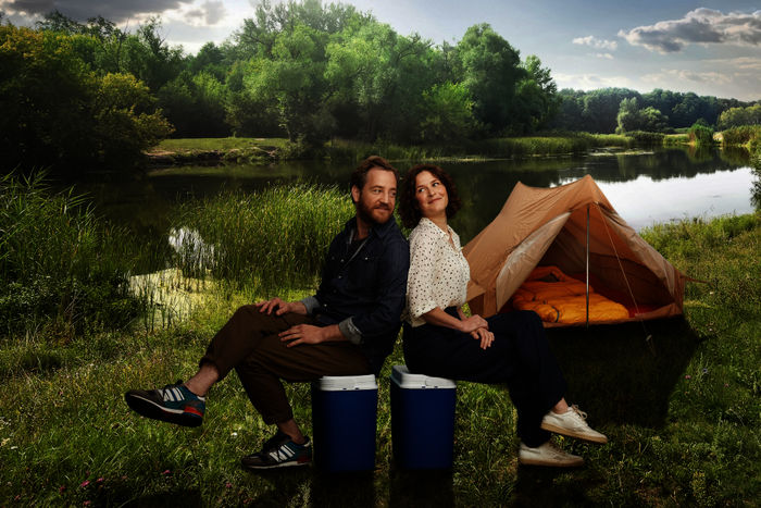 Malibu - Camping für Anfänger: Stefan (Tom Radisch) und Jantje (Karla Nina Diedrich) haben überraschend einen Campingplatz am Plöner See geerbt. Bild: Sender / ZDF / Givaga.
