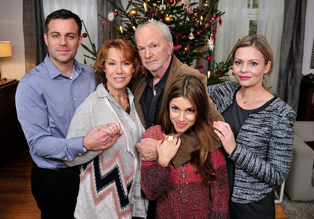 Alle Jahre wieder kommt die Familie an Weihnachten zusammen. Elli (Gaby Dohm), ihr Ex-Mann Robert (Michael Gwisdek) und ihre Kinder Tobias (Bernhard Piesk), Leonie (Anna Julia Kapfelsperger) und Susanna (Susanna Simon). Bild: Sender / Degeto / Oliver Feist