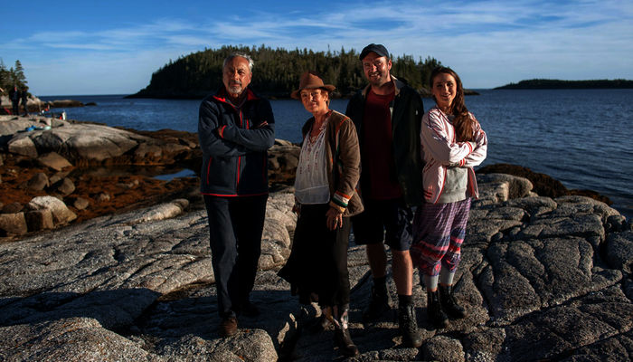 Wolfgang Stumph (Harry), Katrin Sass (Susan), Philipp Rafferty (Jason) und Cosima Henman (Jennifer). Bild: Sender / ARD Degeto / Chris Reardon