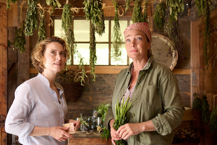 Ein Sommer im Schwarzwald: Wellness im Schwarzwald - das schwebt Fiona Holzmann (Wanda Perdelwitz) vor. Ein kleiner Autounfall führt sie jedoch auf den Bergbauernhof von Marlies Wehrle (Aglaia Szyszkowitz) und Joseph, wo sie länger bleibt, als sie zunächst denkt. Bild: Sender / ZDF / Walter Wehner.