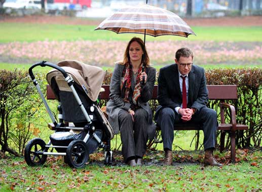 Marie (Sonsee Neu) und Holger Siebrecht (Andreas Lust) verarbeiten die Neuigkeiten, das Nora nicht ihr Kind sein soll. Bild: Sender