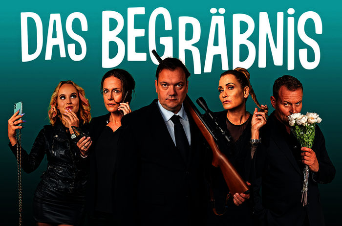 Das Begräbnis: Enkelin Jacky (Luise von Finkh), Tochter Sabine (Claudia Michelsen), der bodenständige Sohn Mario (Charly Hübner), Ziehtochter Anna (Anja Kling) und der umtriebige Erstgeborene Thorsten (Devid Striesow). Bild: Sender / ARD Degeto / Georges Pauly